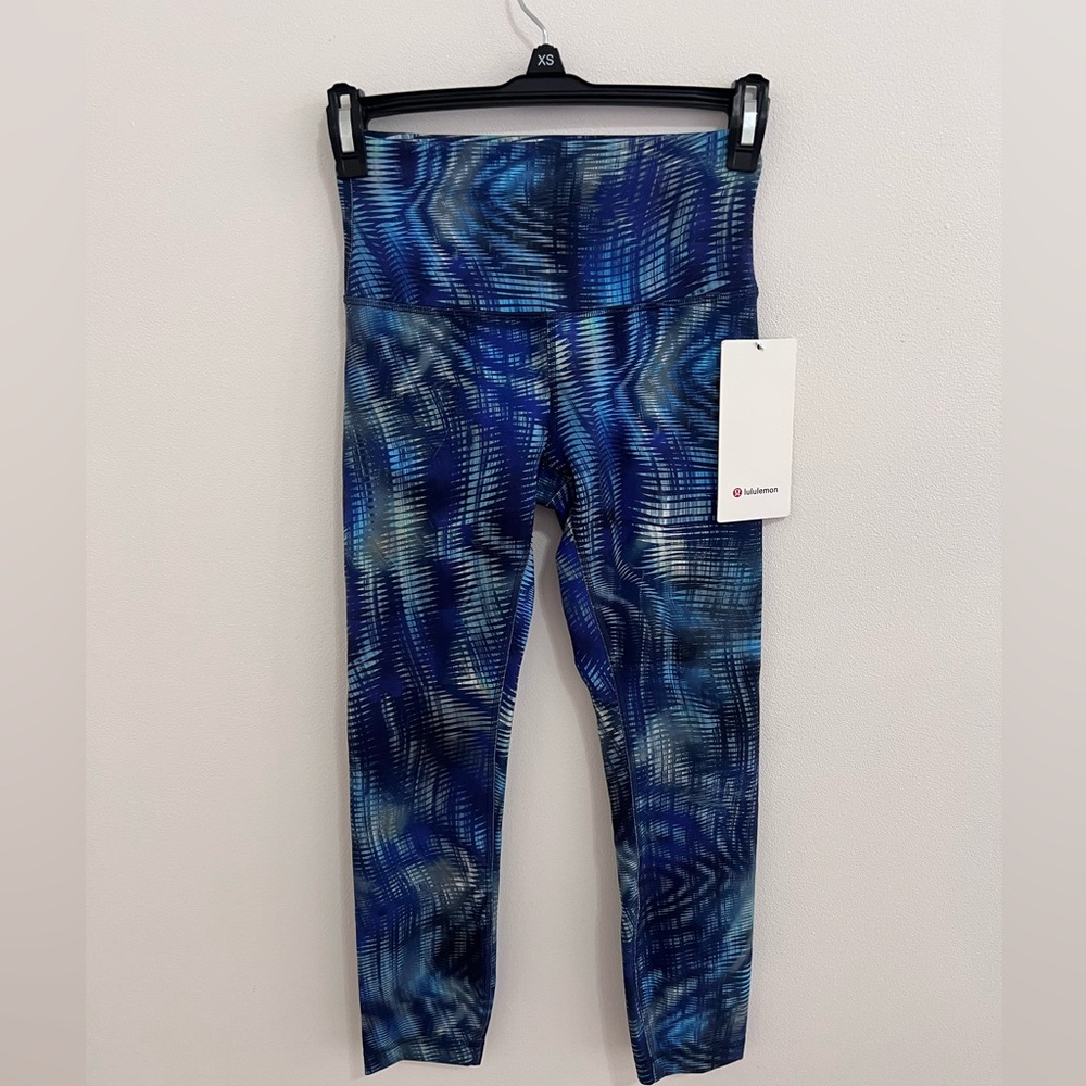 NEW WITH TAGS Lululemon Blue Patterned Leggings Size 4